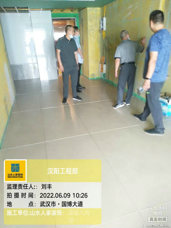 工程部領導在遠洋東方境工地巡查